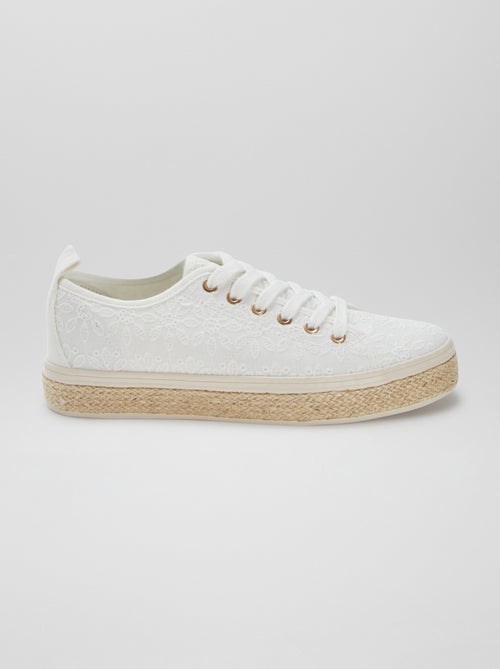 Baskets basses avec motifs fleuris brodés - Kiabi