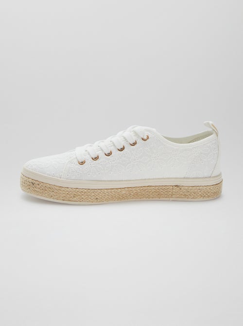 Baskets basses avec motifs fleuris brodés - Kiabi