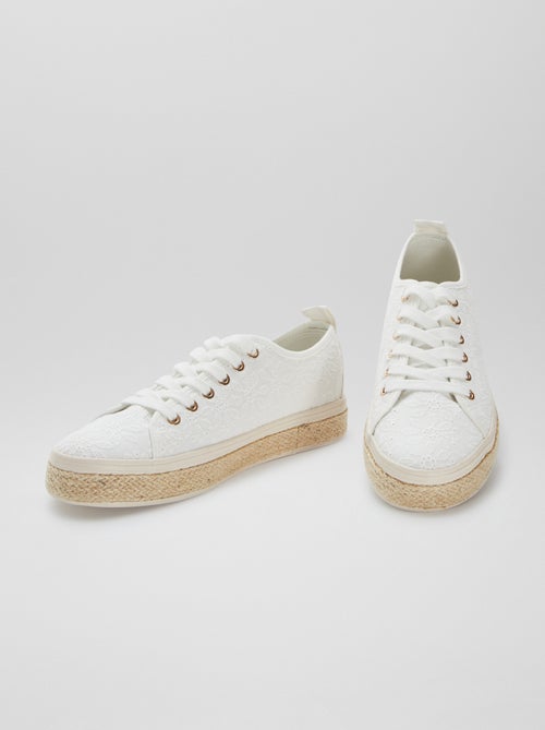 Baskets basses avec motifs fleuris brodés - Kiabi