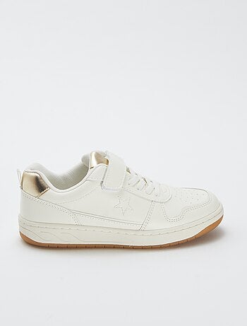 Baskets basses avec ouverture par scratchs et lacets