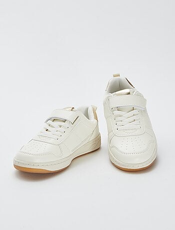 Baskets basses avec ouverture par scratchs et lacets