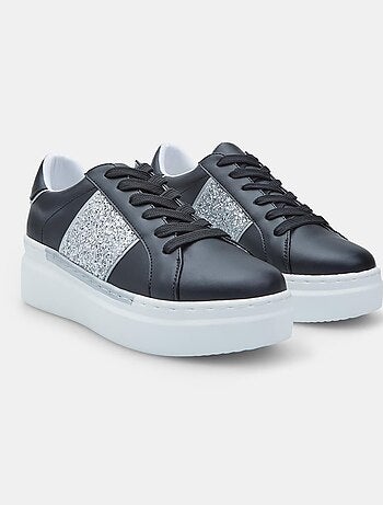 Baskets BATA à lacets et velcro