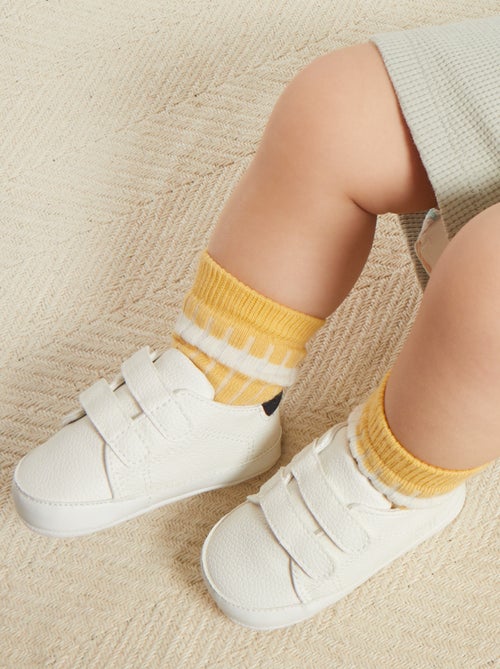 Baskets bicolores à scratchs - Kiabi