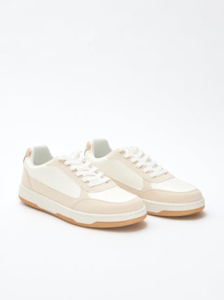 Baskets bicolores avec détails dorés