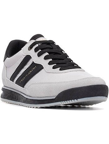 Baskets d?contract?es ? lacets