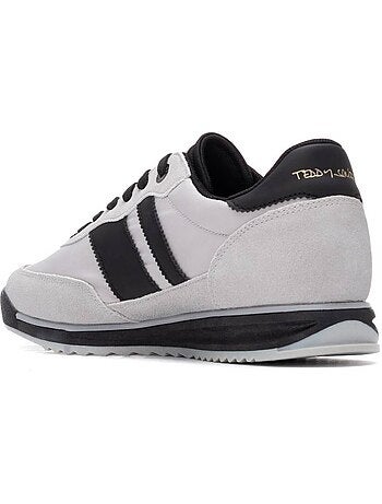 Baskets d?contract?es ? lacets