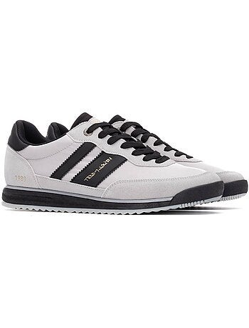 Baskets d?contract?es ? lacets