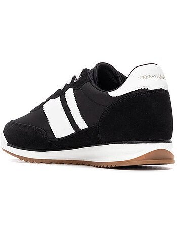 Baskets d?contract?es ? lacets