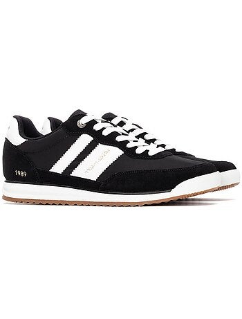 Baskets d?contract?es ? lacets