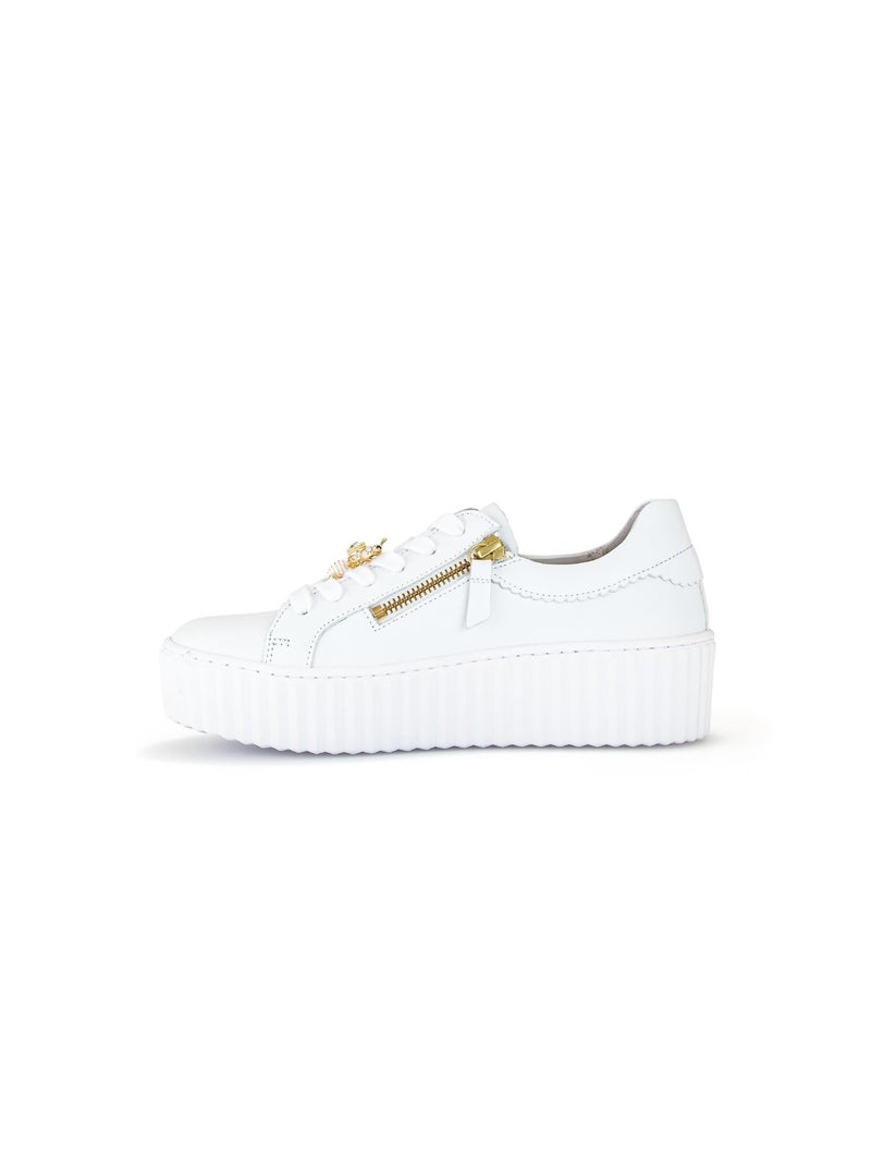 Baskets  en cuir avec un bijou fantaisie abeille Blanc - Kiabi