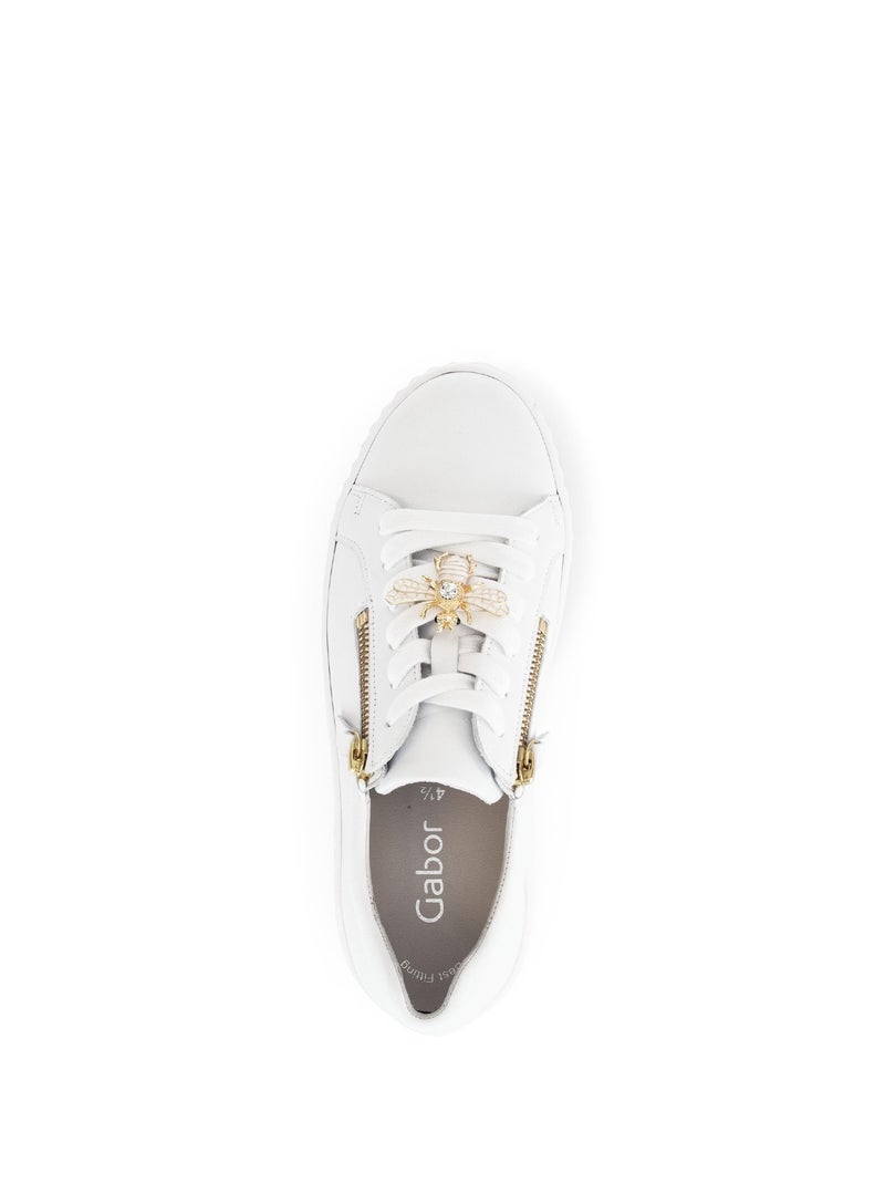 Baskets  en cuir avec un bijou fantaisie abeille Blanc - Kiabi