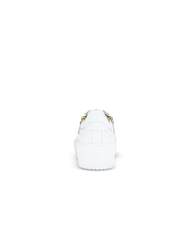 Baskets  en cuir avec un bijou fantaisie abeille Blanc - Kiabi