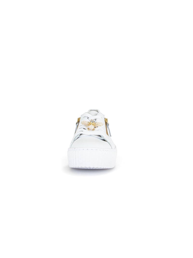 Baskets  en cuir avec un bijou fantaisie abeille Blanc - Kiabi