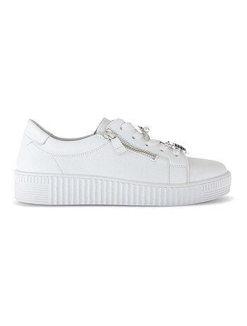 Baskets en cuir avec un bijou fantaisie