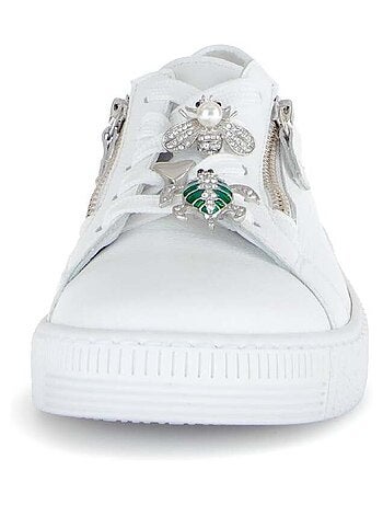 Baskets en cuir avec un bijou fantaisie