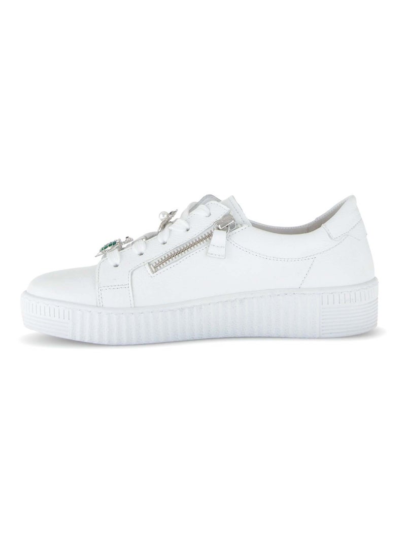 Baskets  en cuir avec un bijou fantaisie Blanc - Kiabi