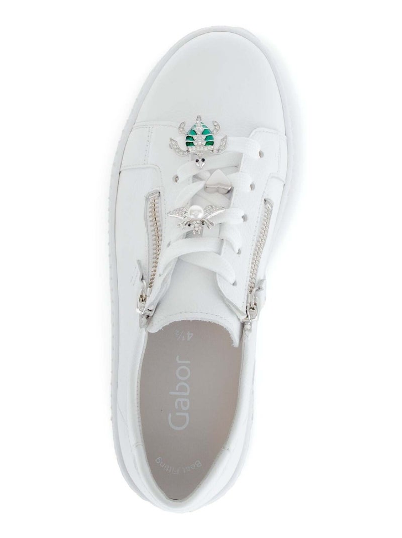Baskets  en cuir avec un bijou fantaisie Blanc - Kiabi