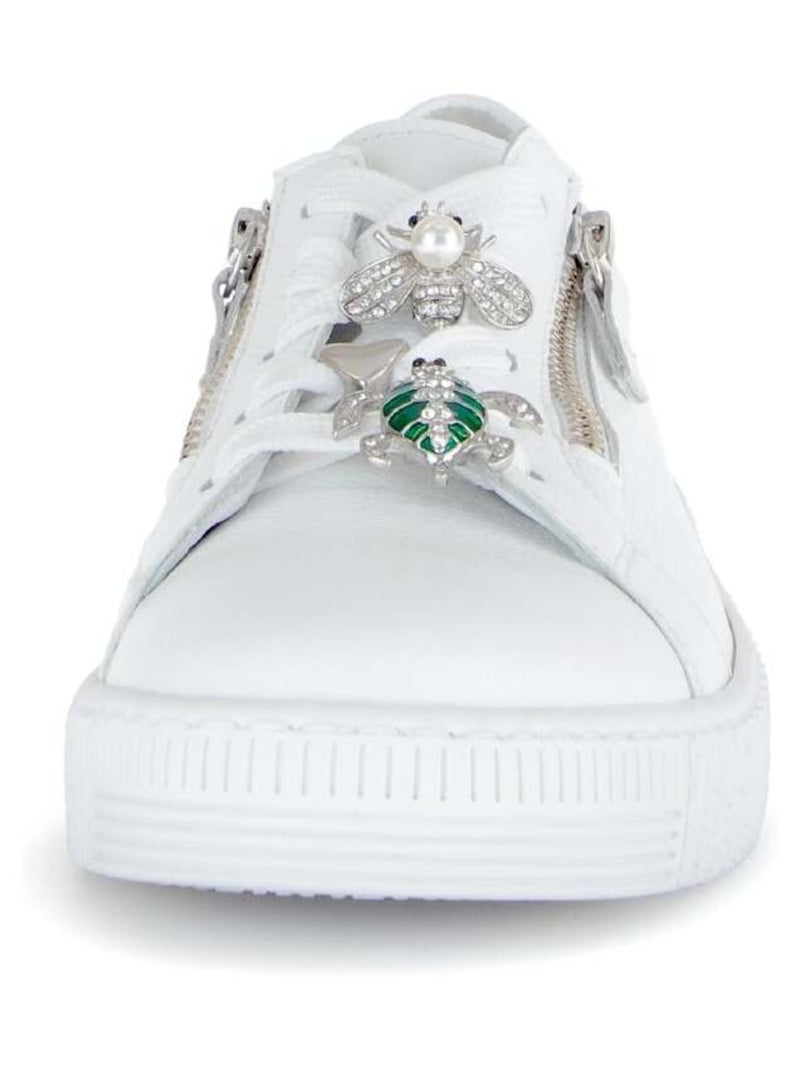 Baskets  en cuir avec un bijou fantaisie Blanc - Kiabi