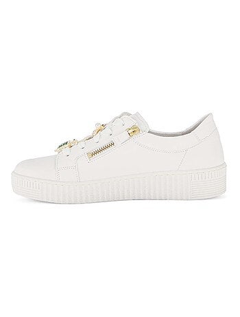Baskets en cuir lisse avec un bijou fantaisie