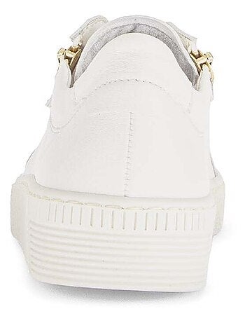 Baskets en cuir lisse avec un bijou fantaisie