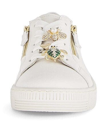 Baskets en cuir lisse avec un bijou fantaisie