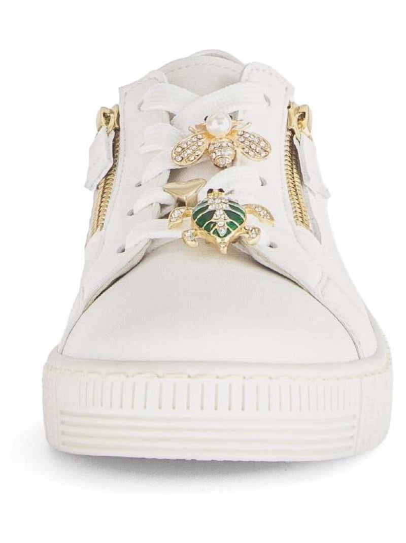 Baskets  en cuir lisse avec un bijou fantaisie Blanc - Kiabi