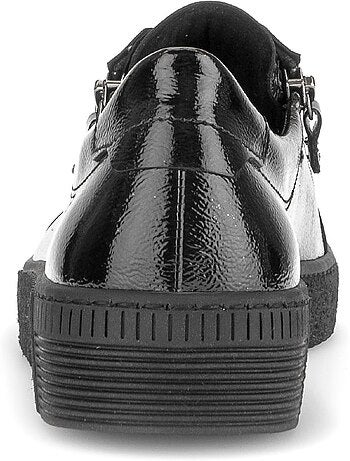 Baskets en cuir verni