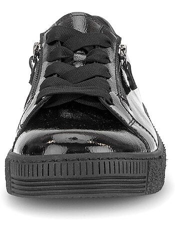 Baskets en cuir verni