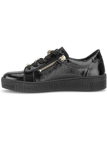 Baskets en cuir verni