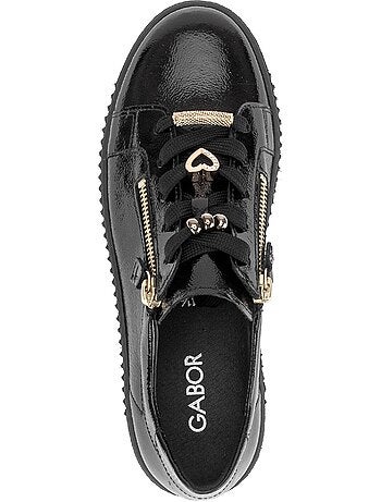 Baskets en cuir verni