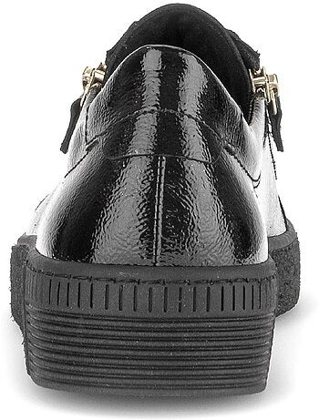 Baskets en cuir verni