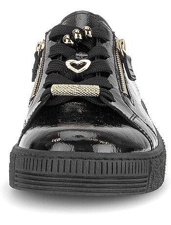 Baskets en cuir verni