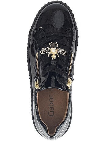 Baskets en cuir vernis avec un bijou fantaisie abeille