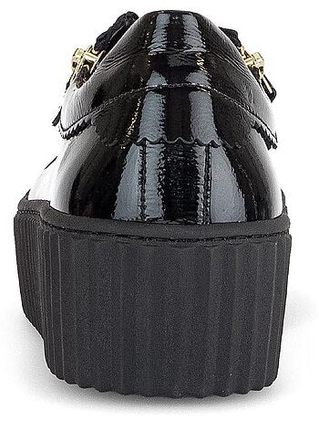 Baskets en cuir vernis avec un bijou fantaisie abeille