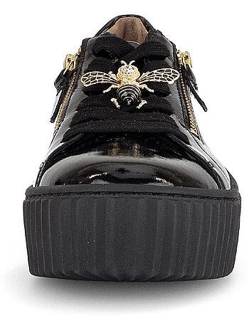 Baskets en cuir vernis avec un bijou fantaisie abeille
