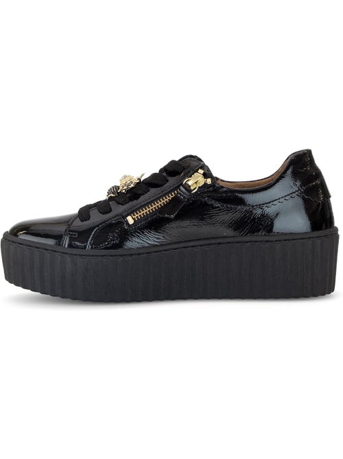 Baskets  en cuir vernis avec un bijou fantaisie abeille - Kiabi