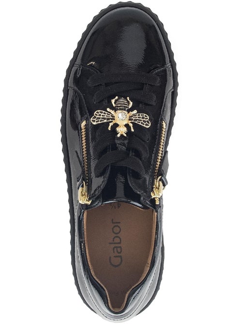 Baskets  en cuir vernis avec un bijou fantaisie abeille - Kiabi