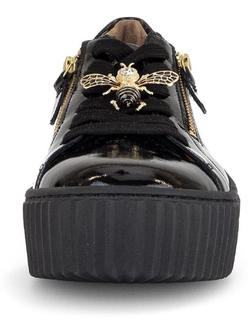 Baskets  en cuir vernis avec un bijou fantaisie abeille - Kiabi