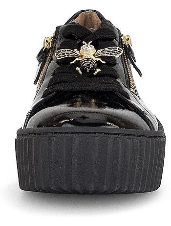 Baskets en cuir vernis avec un bijou fantaisie abeille