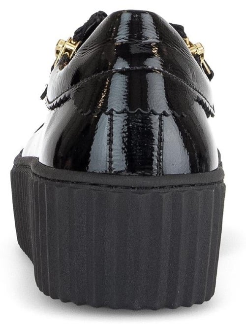 Baskets  en cuir vernis avec un bijou fantaisie abeille - Kiabi