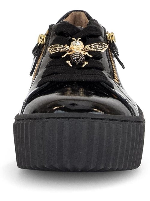Baskets  en cuir vernis avec un bijou fantaisie abeille - Kiabi