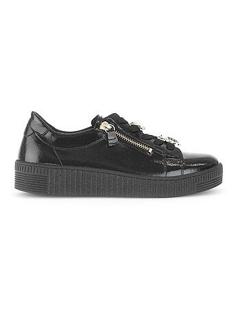 Baskets en cuir vernis avec un bijou fantaisie
