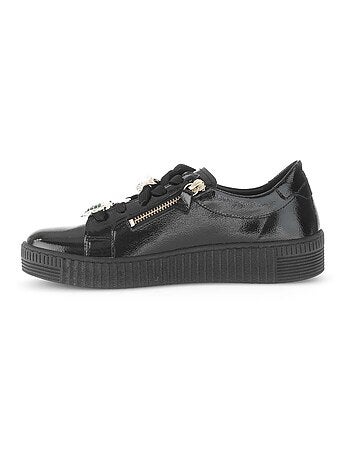Baskets en cuir vernis avec un bijou fantaisie