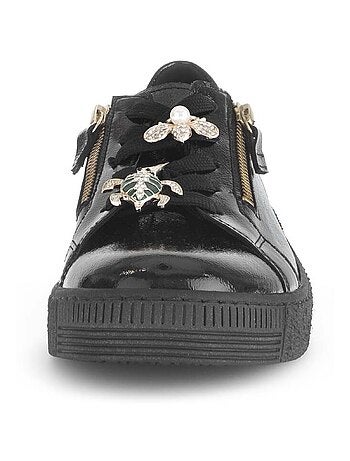 Baskets en cuir vernis avec un bijou fantaisie