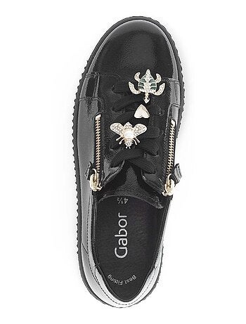 Baskets en cuir vernis avec un bijou fantaisie