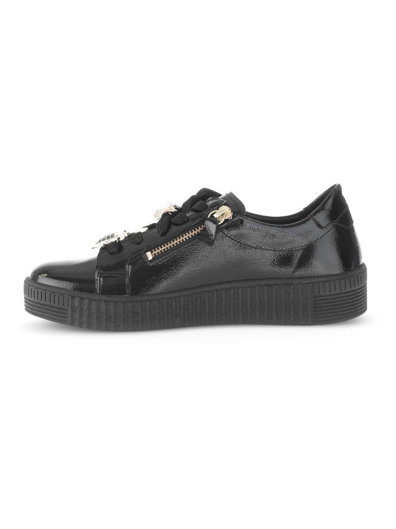 Baskets  en cuir vernis avec un bijou fantaisie Noir - Kiabi