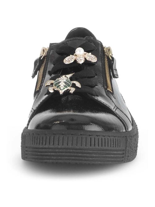 Baskets  en cuir vernis avec un bijou fantaisie - Kiabi