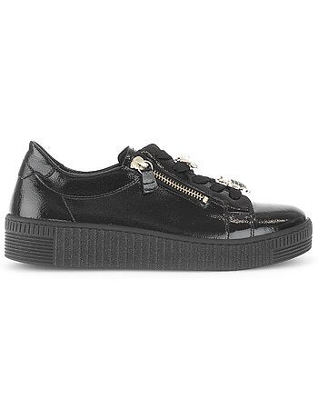 Baskets en cuir vernis avec un bijou fantaisie