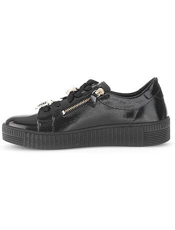 Baskets en cuir vernis avec un bijou fantaisie
