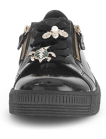 Baskets en cuir vernis avec un bijou fantaisie